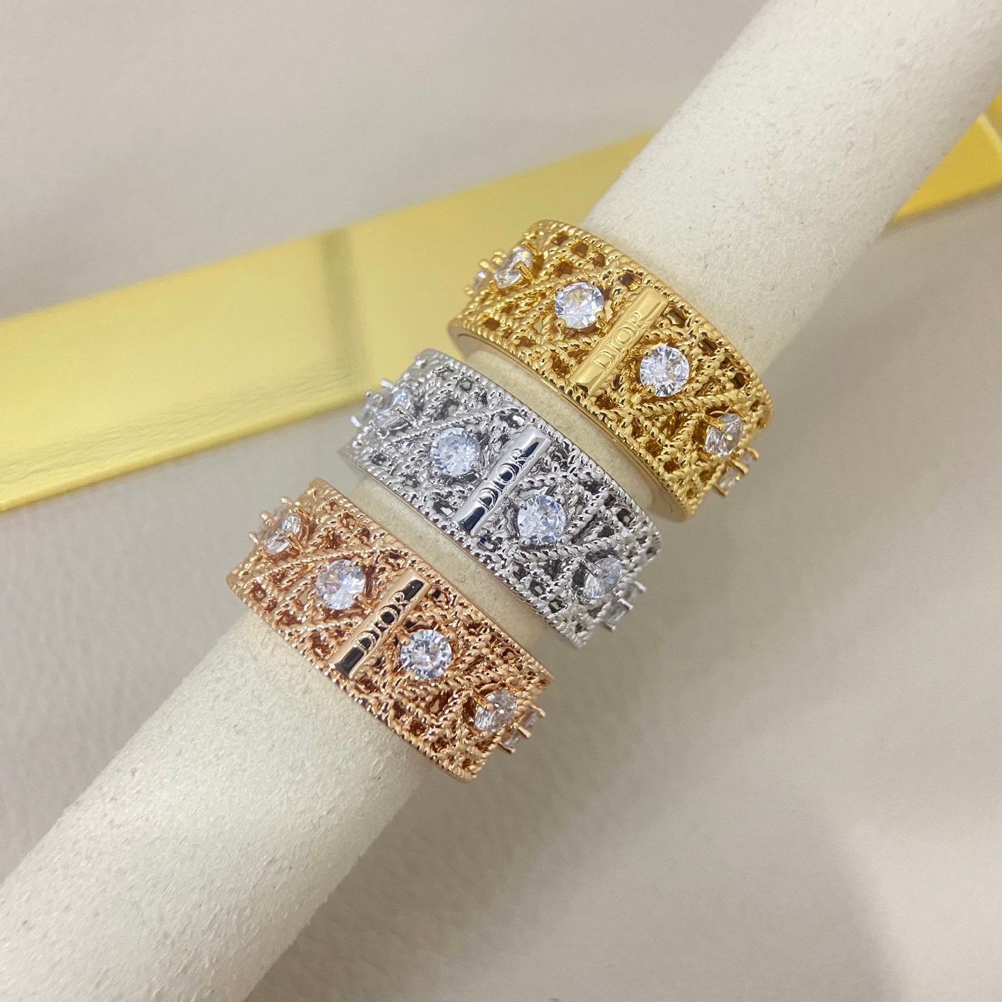 خاتم DIOR فاخر بتصميم شبكي مرصّع بالكريستال (إصدار متعدد الألوان)