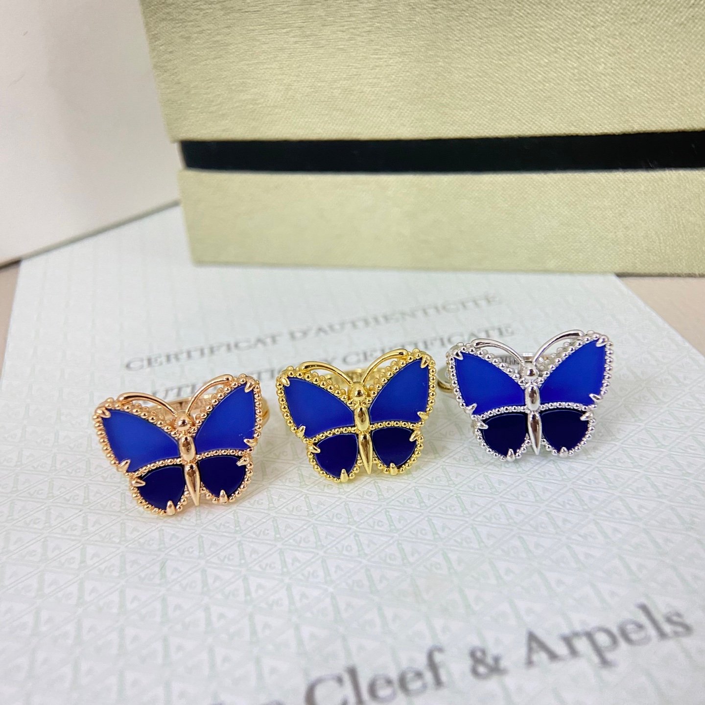 خاتم Van Cleef & Arpels Butterfly الفراشة الأيقوني المرصع بالمينا