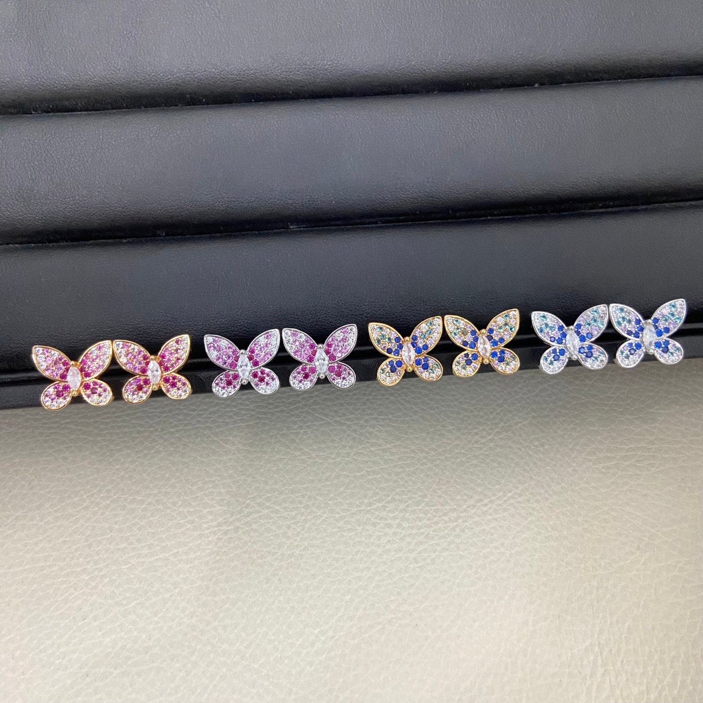 خاتم Van Cleef & Arpels Butterfly فراشة مرصعة متعددة الألوان