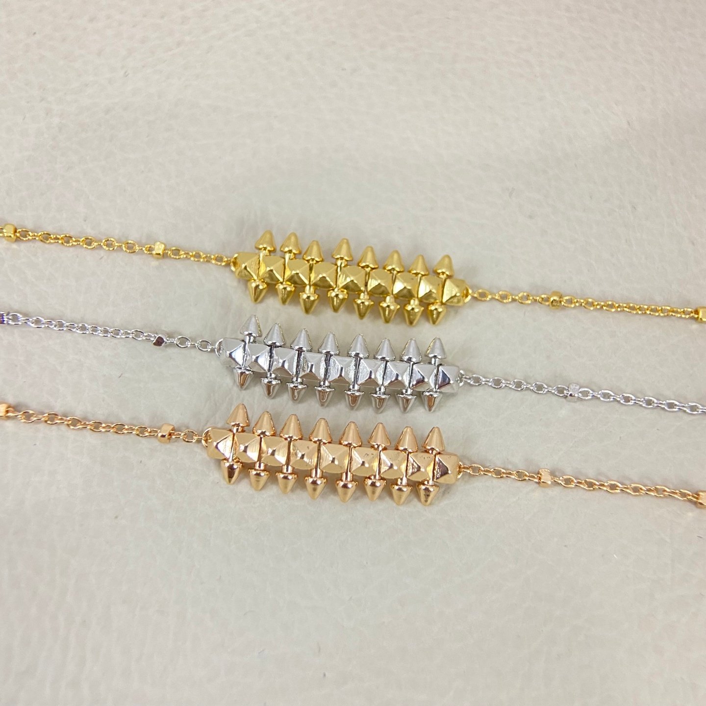 سوار Cartier Juste un Clou المسمار الفاخر بتصميم هندسي
