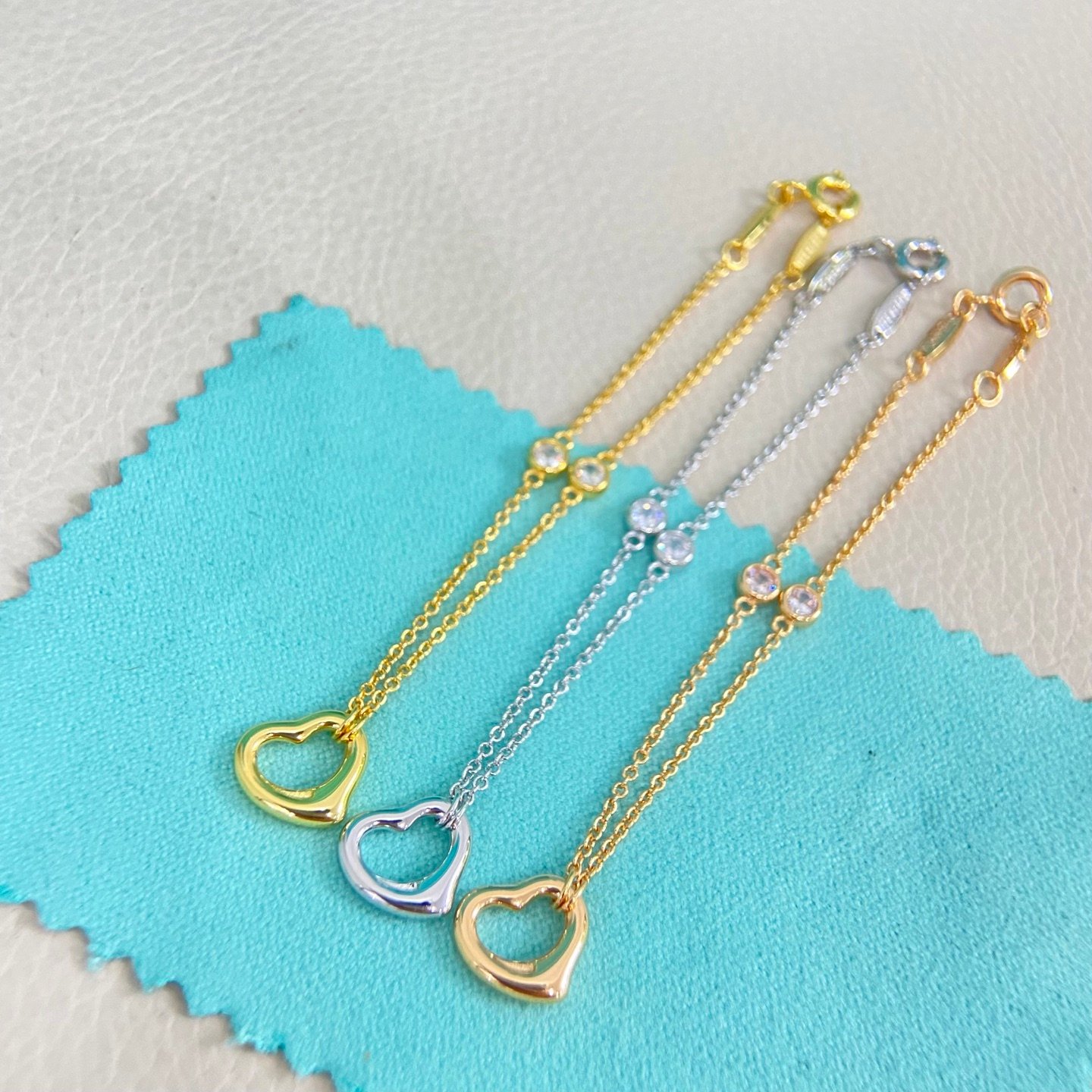 سوار Tiffany & Co. قلب أنيق مرصع بحجر لامع