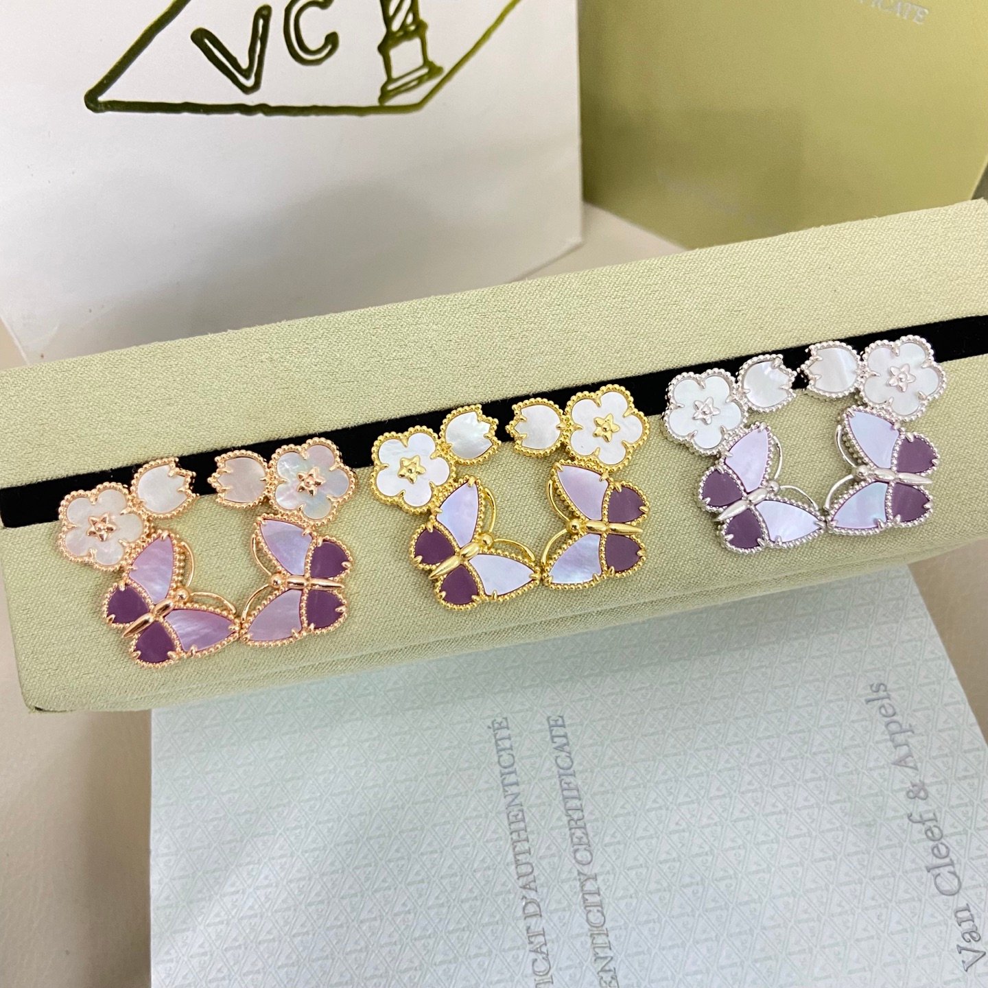 أقراط Van Cleef & Arpels فراشة وزهرة بتصميم مينا أنيق (طقم متعدد الألوان)