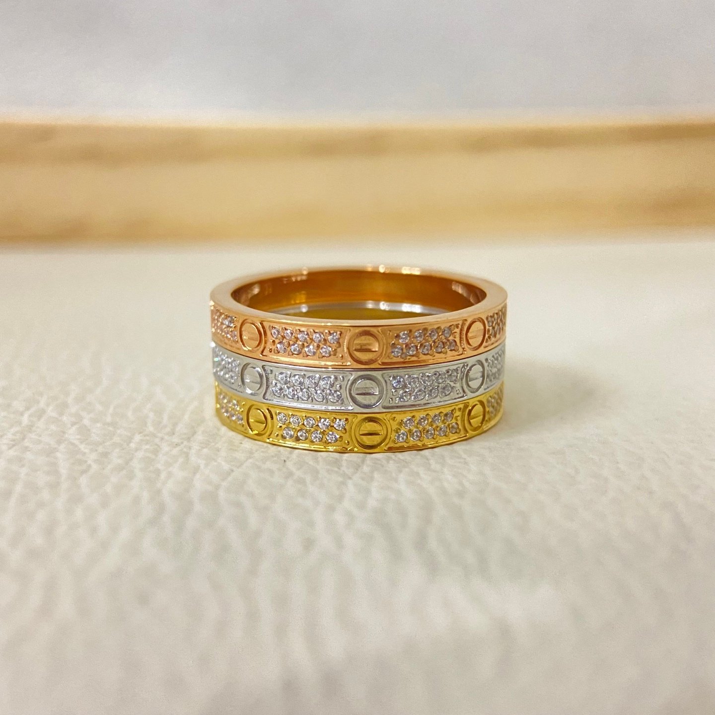 خواتم Cartier Trinity فاخرة مرصعة بالكريستال (تصميم ثلاثي الألوان)