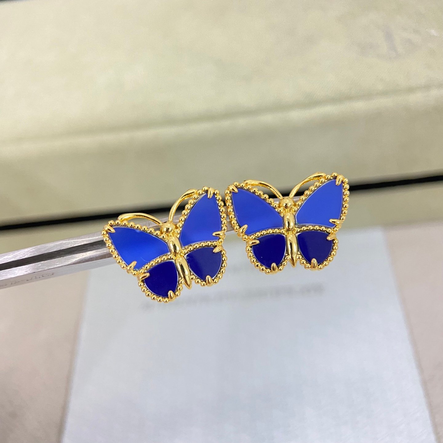 أقراط Van Cleef & Arpels فراشة زرقاء فاخرة بتصميم مينا