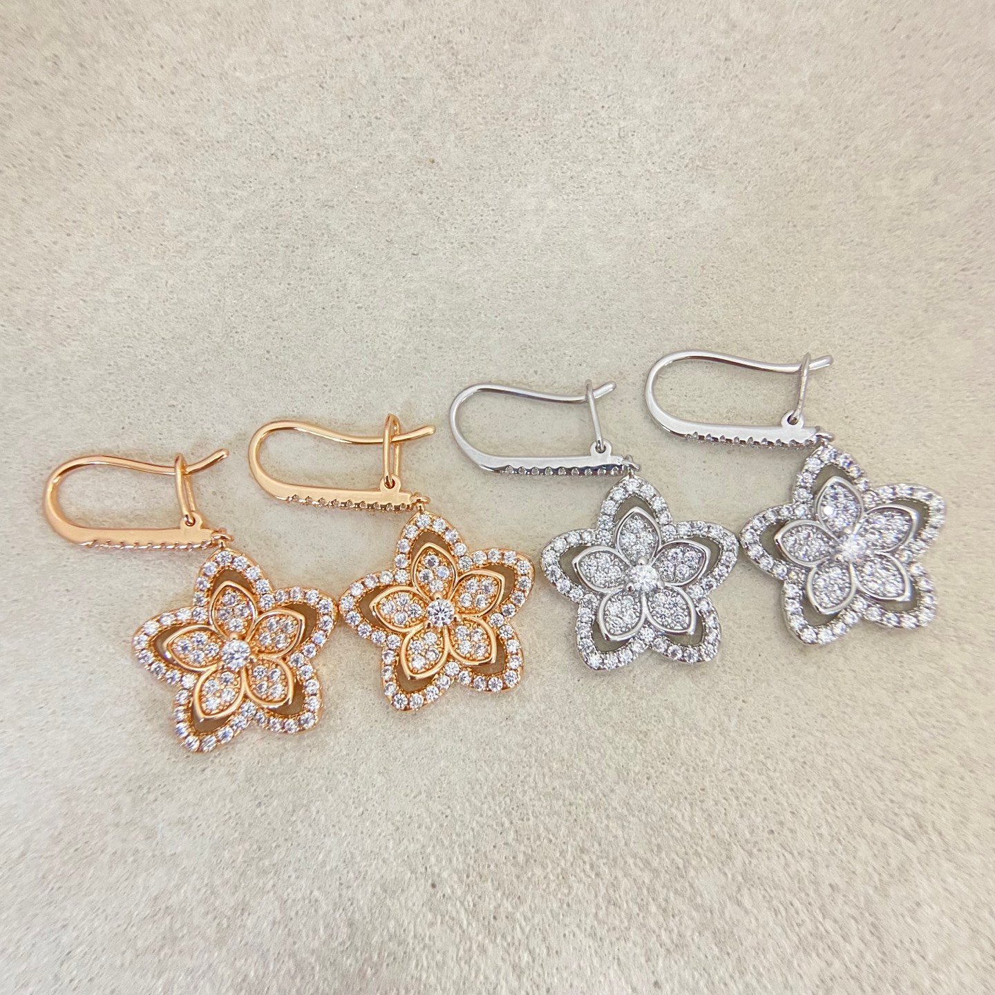 أقراط Van Cleef & Arpels زهرة مرصعة بالكريستال (تصميم فاخر متعدد الألوان)