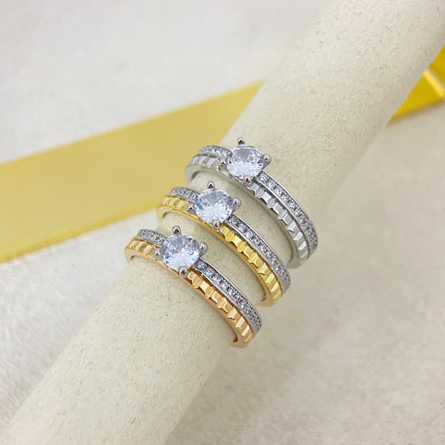 خاتم ثلاثي الطبقات مستوحى من BOUCHERON – تصميم فاخر مرصع بالأحجار (AU750)