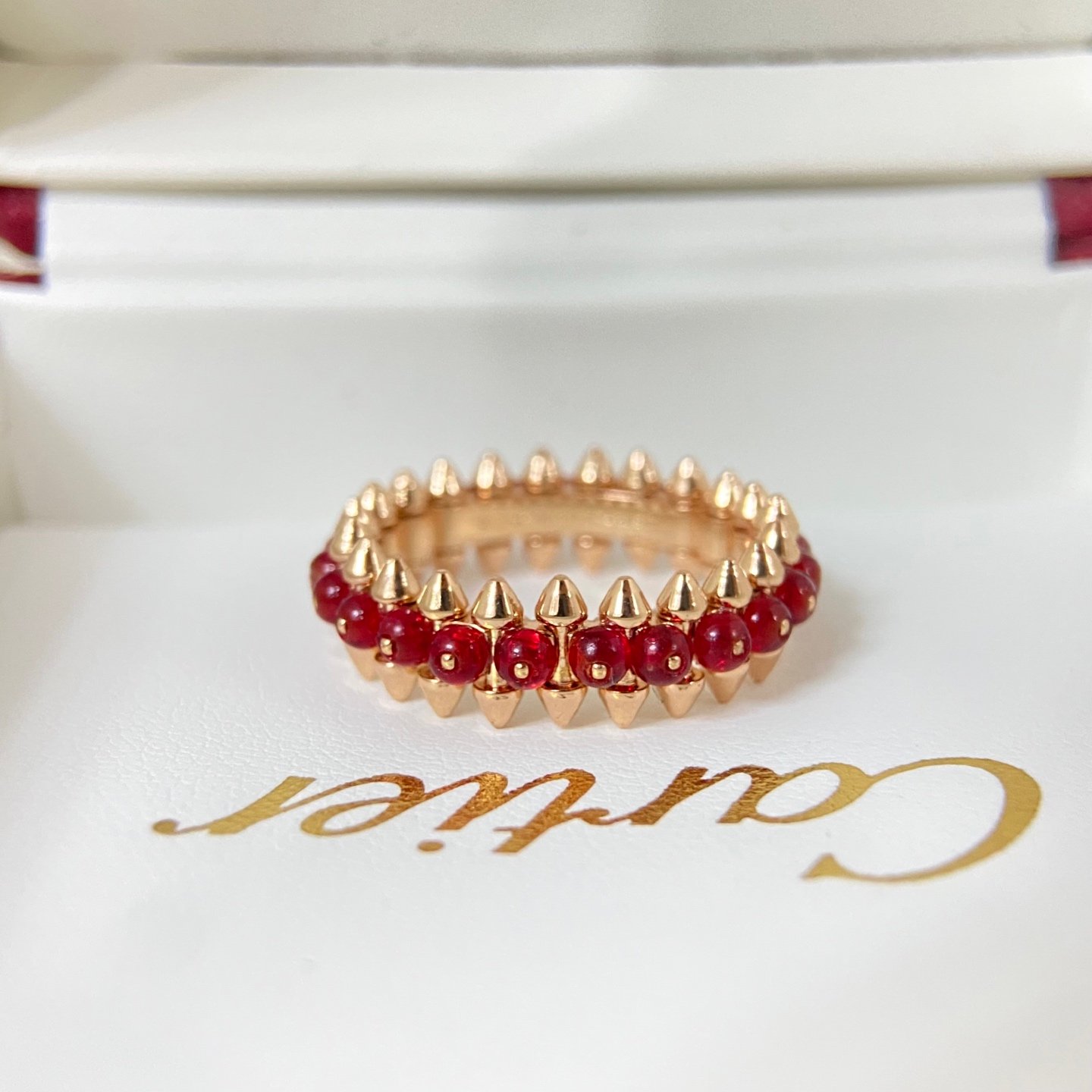 خاتم Cartier Clash de Cartier مرصع بالأحجار الحمراء – تصميم فاخر